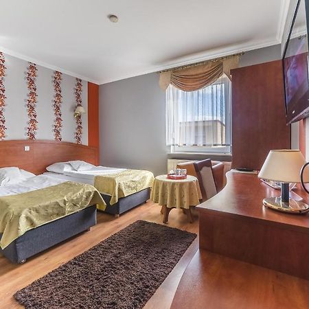 Hotel Doris Oborniki Exteriör bild