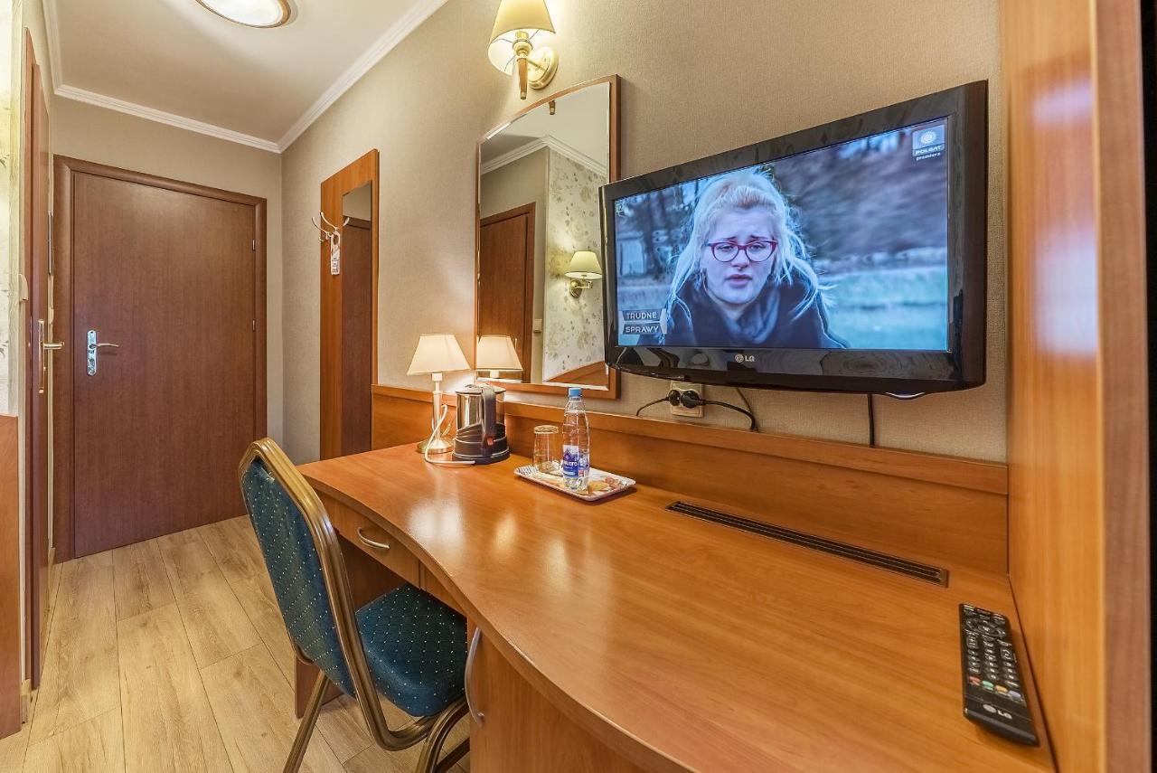 Hotel Doris Oborniki Exteriör bild