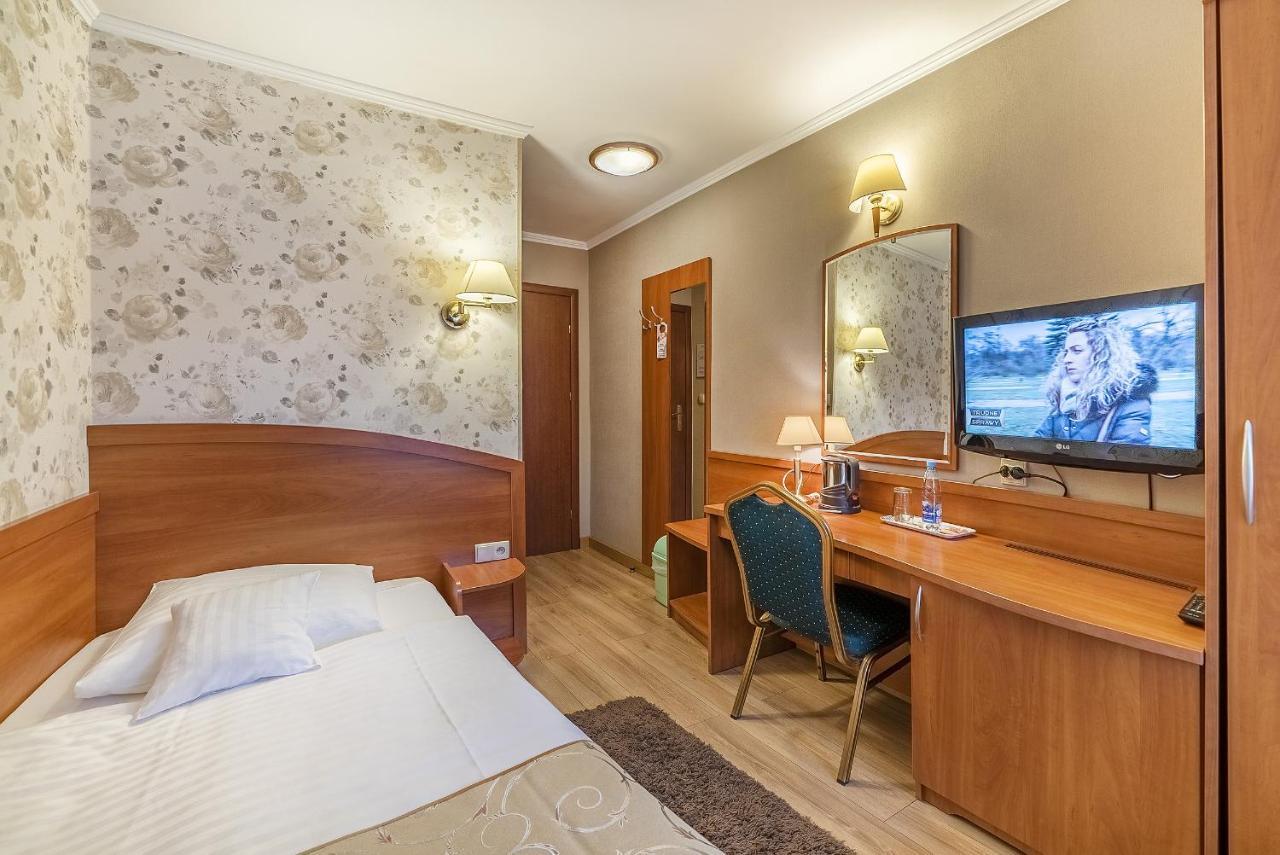 Hotel Doris Oborniki Exteriör bild