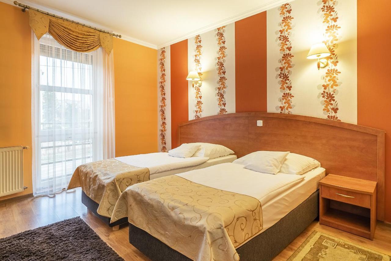 Hotel Doris Oborniki Exteriör bild
