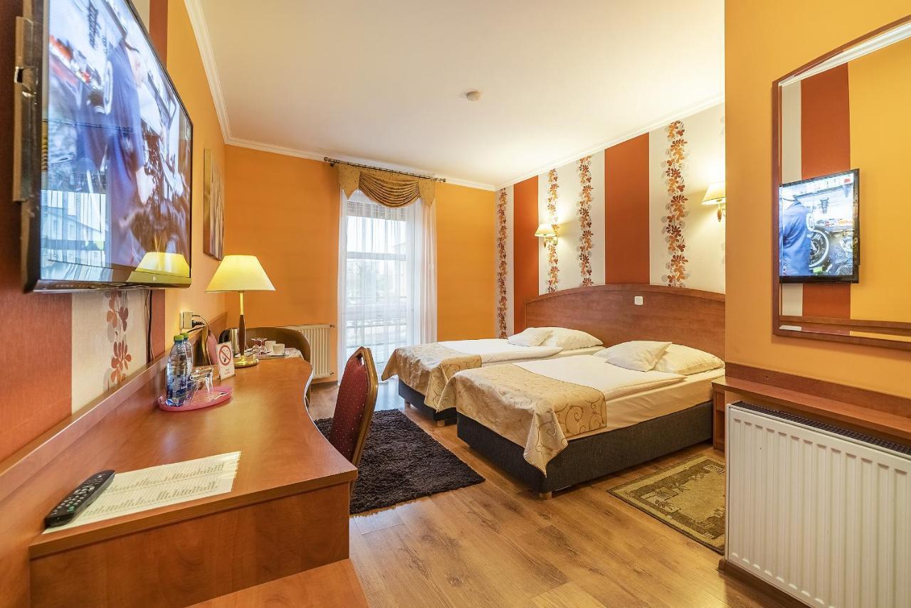 Hotel Doris Oborniki Exteriör bild
