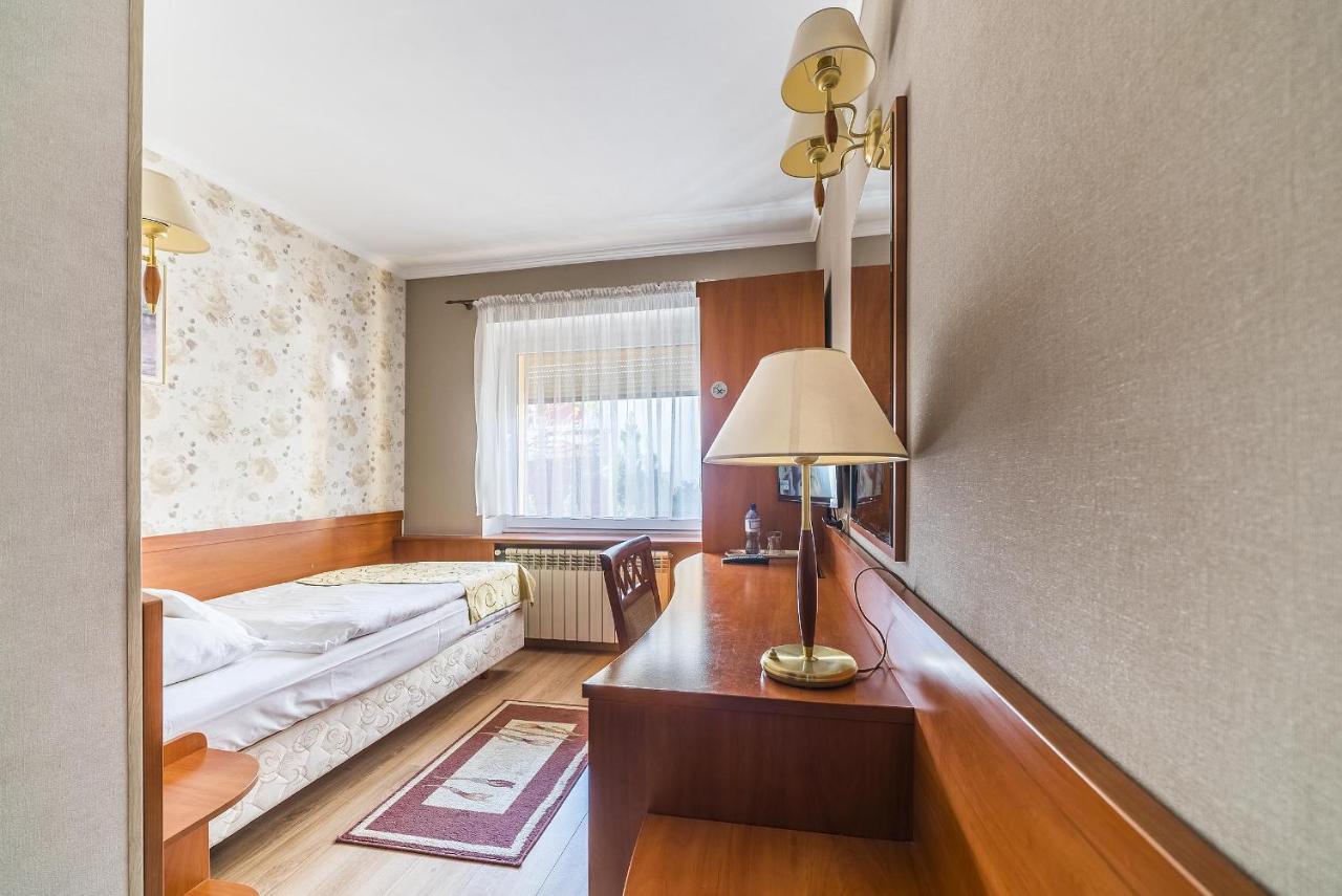Hotel Doris Oborniki Exteriör bild