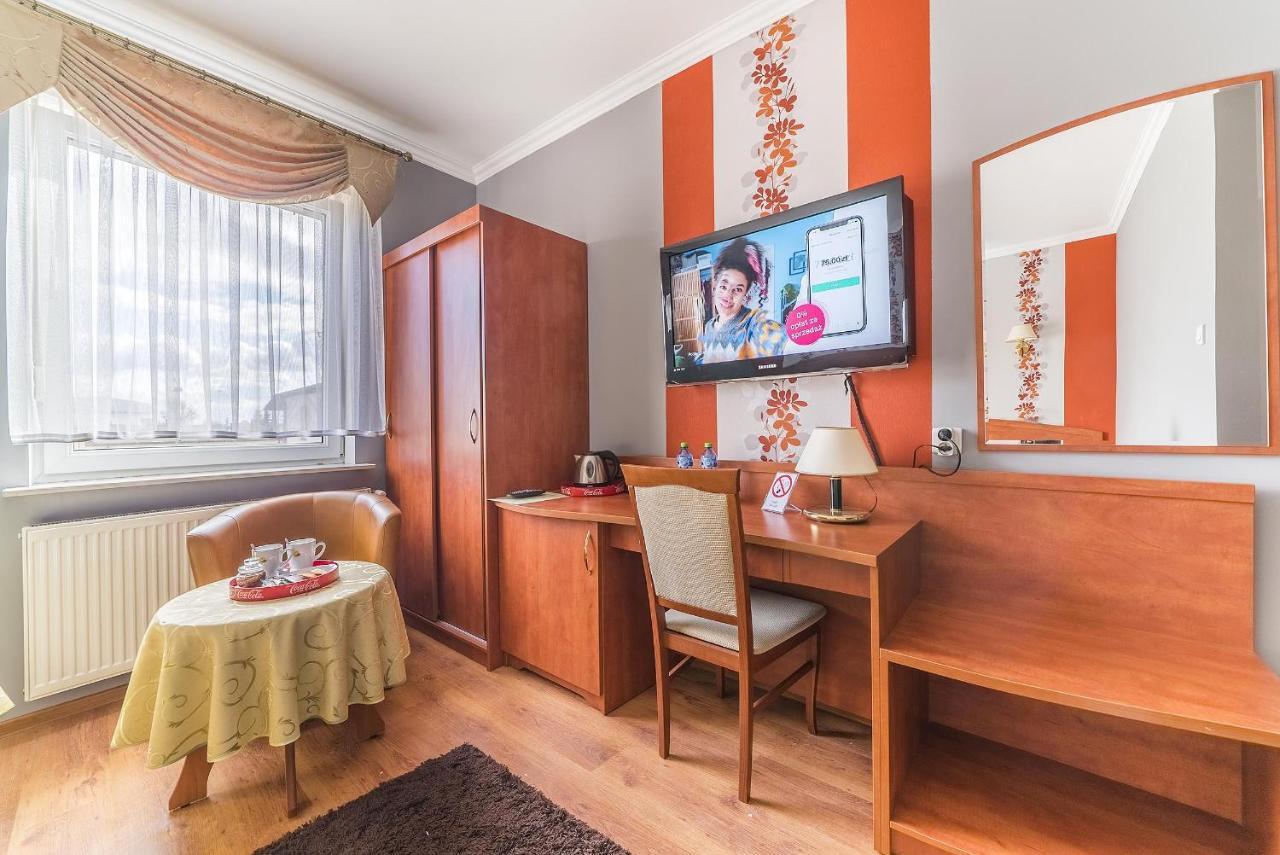 Hotel Doris Oborniki Exteriör bild
