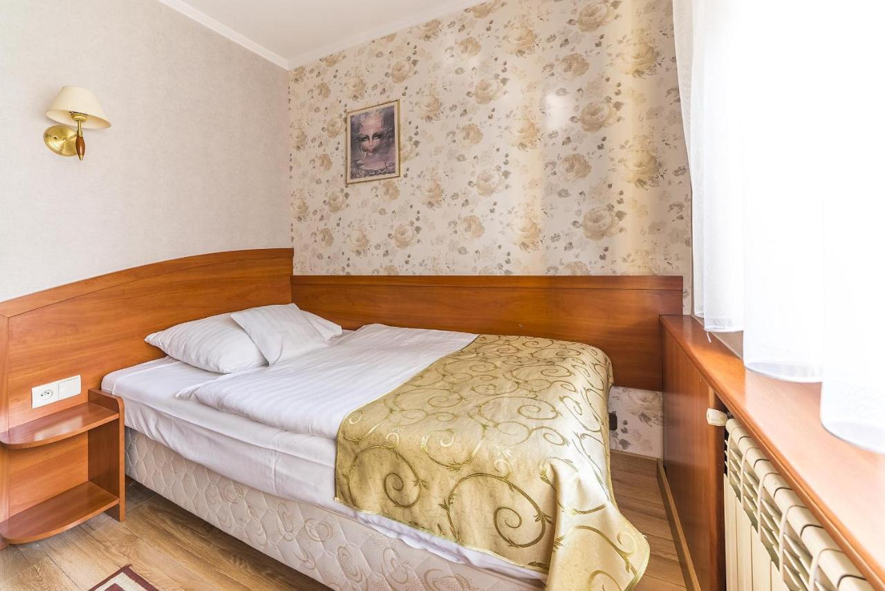 Hotel Doris Oborniki Exteriör bild